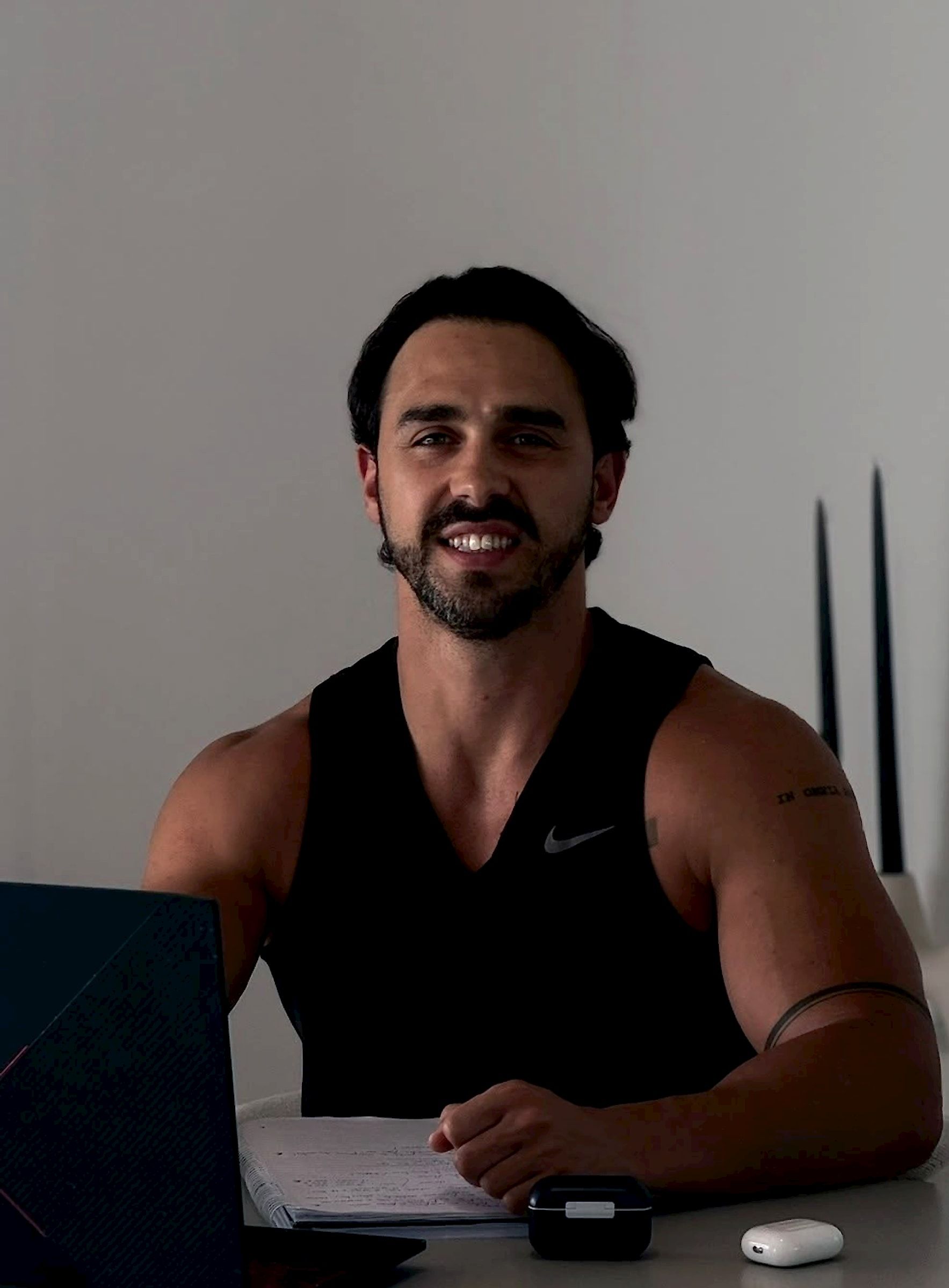 Rodrigo Nóbrega, sentado à secretária, a sorrir